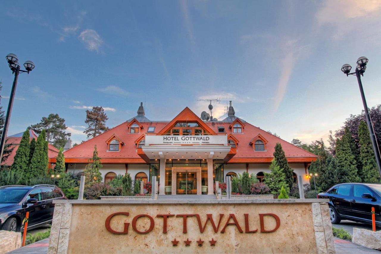 Hotel Gottwald Тата Экстерьер фото